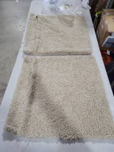 lot 5358 image: 2 Pillow case Fluffy 24x24