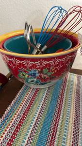 lot 40289 image: Pioneer Woman Mixing Bowls and tools