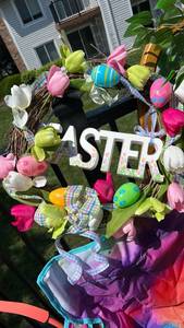 lot 40309 image: Easter Spring Tulip Wreath with Decorated Eggs