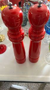 lot 40333 image: Red Ceramic Salt and Pepper Shaker Set
