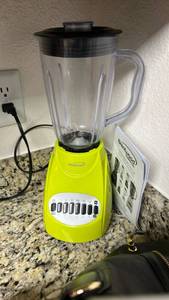 lot 40345 image: Brentwood Yellow Electric Blender with Glass Pitcher