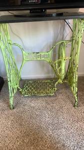 lot 40099 image: Singer Sewing Machine Cast Iron Treadle Base Stand