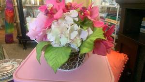lot 40101 image: Decorative wire basket with faux flowers
