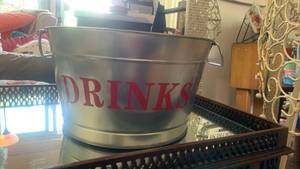 lot 40130 image: Galvanized Metal Drinks Bucket with Handles