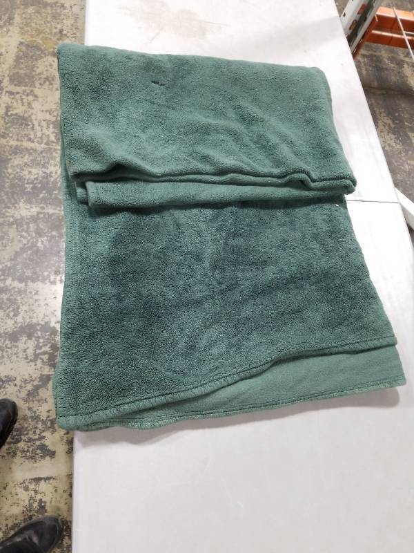 lot 1673 image: Threshold Green Plush Blanket UNKNOWN SIZE - Retail $0