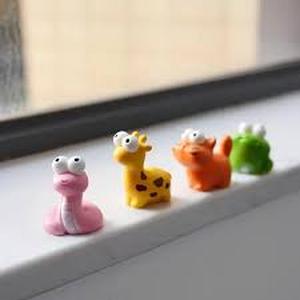 lot 2253 image: Little bits of desk ornaments animals