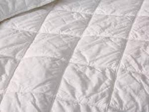 lot 5036 image: White Quilted Bedspread with Scalloped Edges 81.5x67 in nose