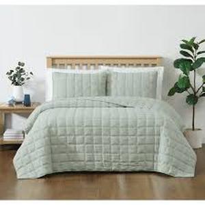 lot 13442 image: King Size Quilt Set - Soft and Comfortable Bedding