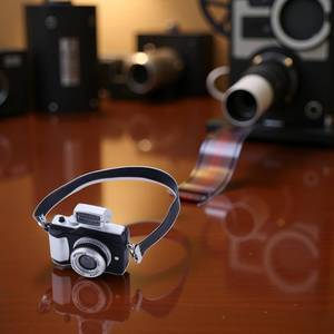 lot 4266 image: Jizlan 14 Scale Mini Camera Prop Ornament Vintage Camera Model, Miniature Digital Camera Mini Decoration Accessories Photography Props Ornament(Style 1)
