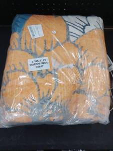 lot 5179 image: Orange white and black Flower pattern Rug 5x8 ft