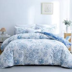 lot 17662 image: Blue and White Floral Pattern Bedding Set unknown size