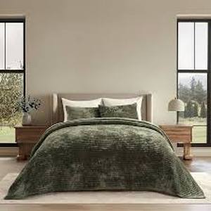 lot 1882 image: Elevate Luxury Season Olive Green Bedding Set