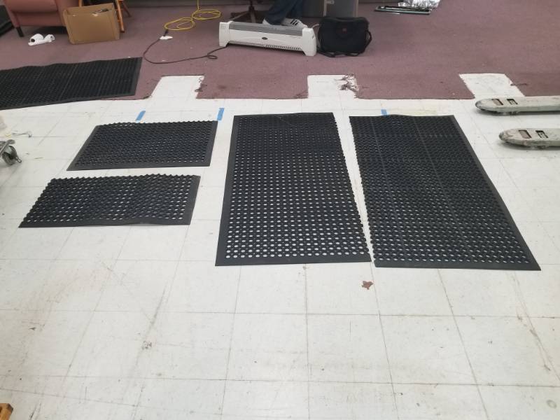 lot 1229 image: Anti-Fatigue Mats Lot 4