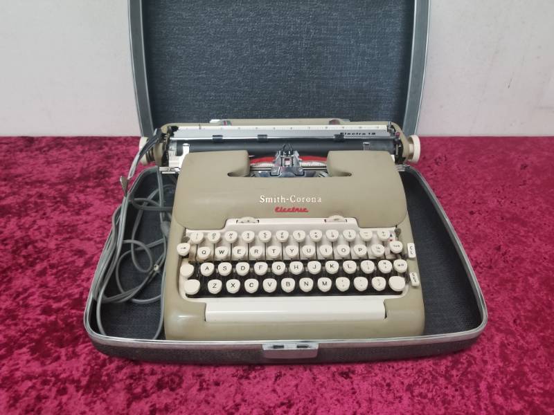 lot 9007 image: Smith-Corona Electric in Case