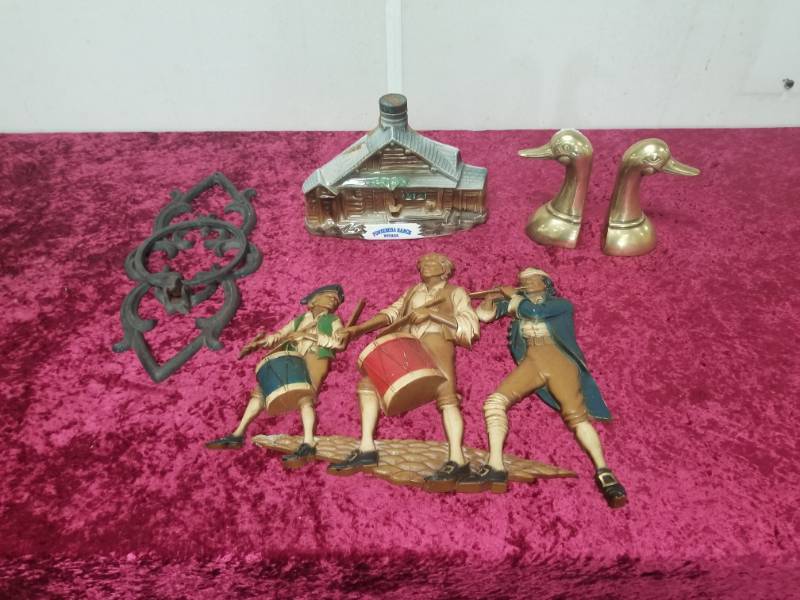 lot 9016 image: Mixed Lot of Wall Dcor and Collectibles
