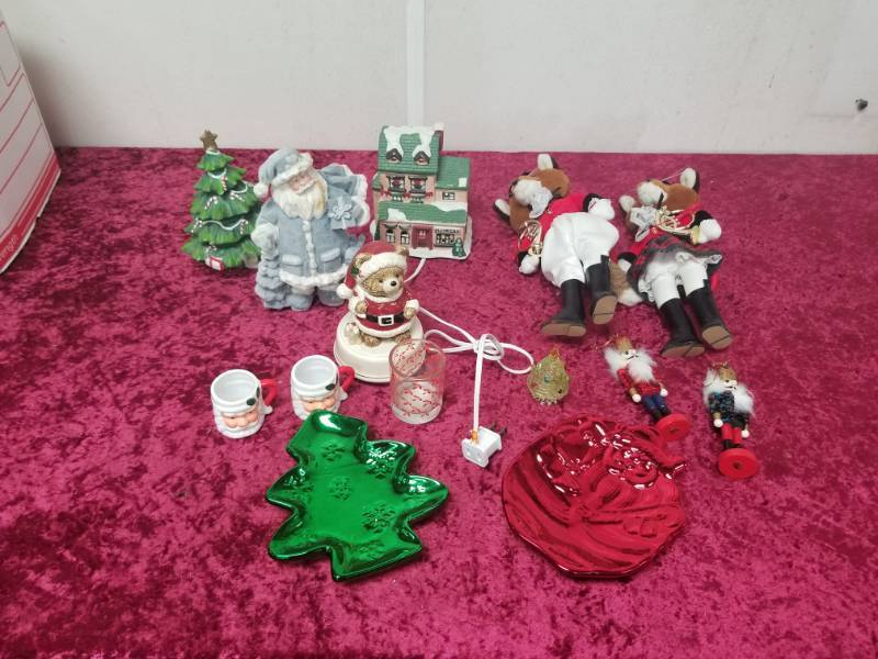 lot 9047 image: Christmas Figurine and Dish Lot - Santa, House, Tree�