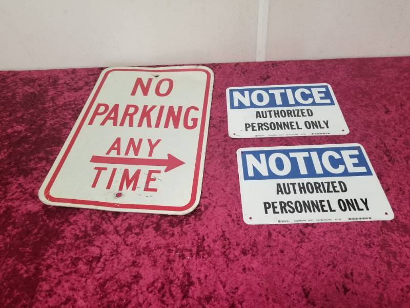 lot 9055 image: Parking and Notice Metal Signs