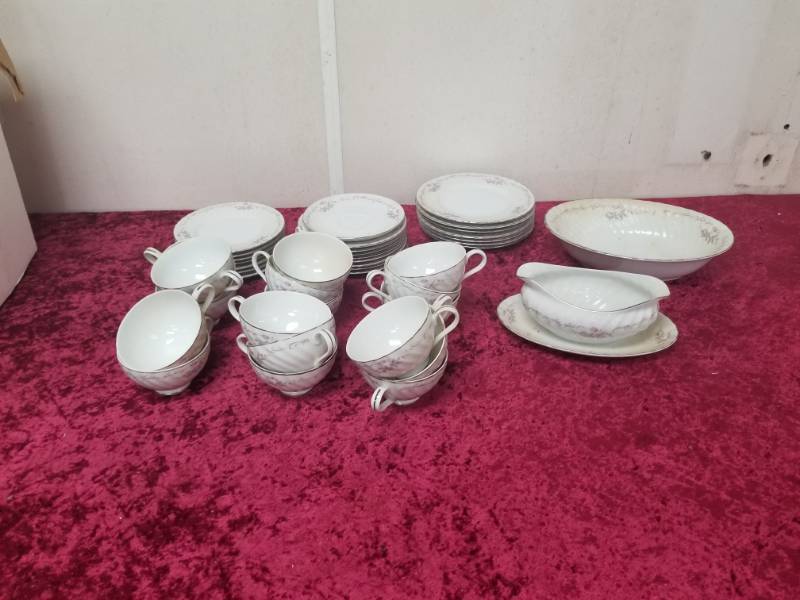 lot 7569 image: Partial Set of Genuine Porcelain China - Gold Standard - Japan