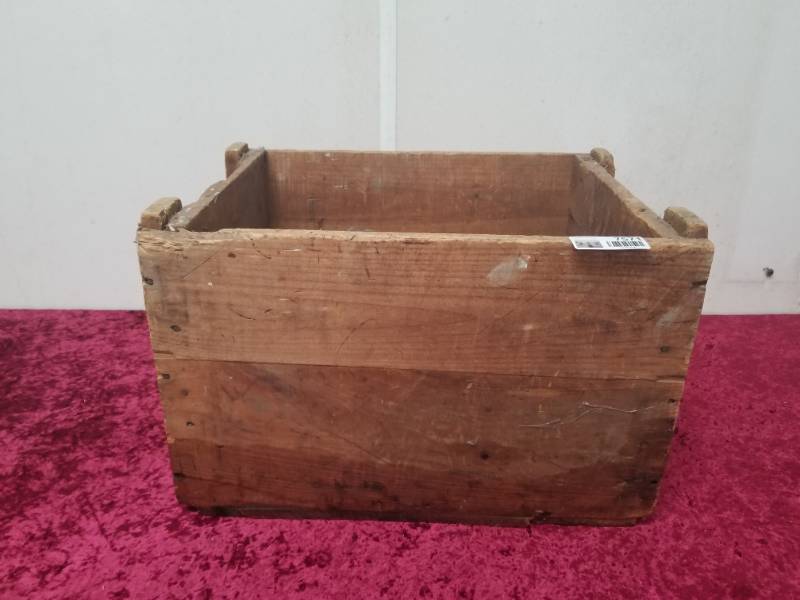 lot 7571 image: Wooden Crate No lid small crack in bottom