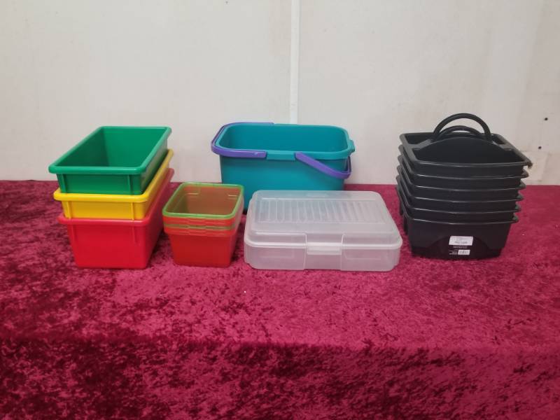 lot 7576 image: Lot of Square Rectangle Plastic Bins