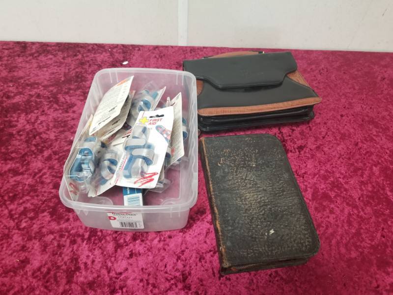 lot 7577 image: Purse, Vintage Shaving Kit, Finger Splints and more