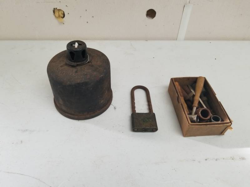 lot 7594 image: Vintage Genuine Bolser Flare, Tools and Padlock