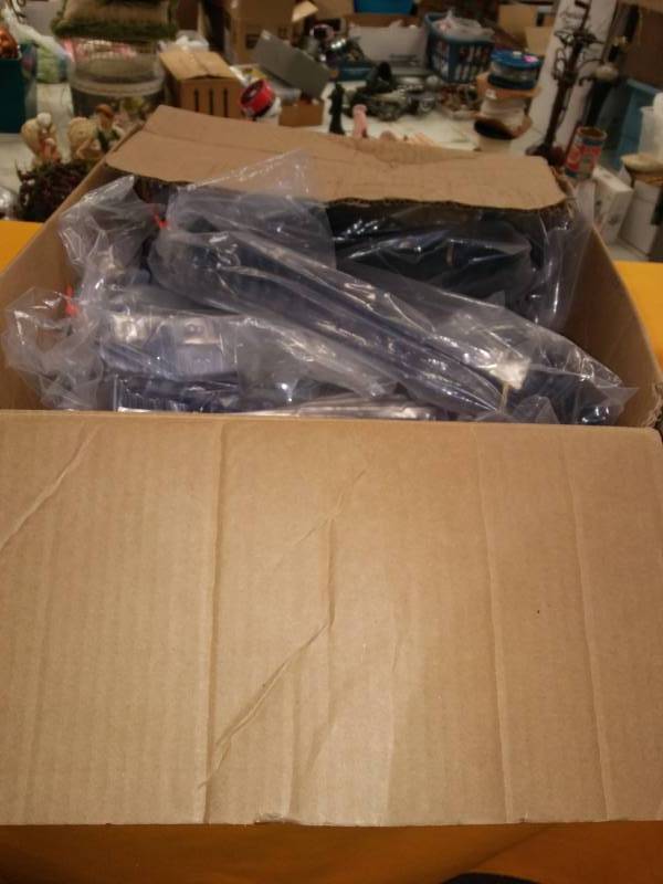 lot 10422 image: Case of Plastic Pieces