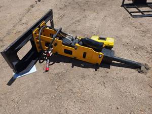 lot 5009 image: Captok P680 Hydraulic Breaker Hammer with Mounting Bracket