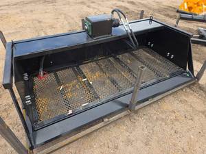 lot 5025 image: Skid Steer Hydraulic Screening Bucket Attachment