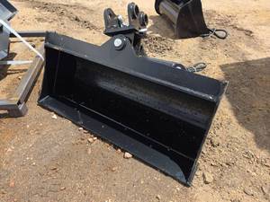 lot 5027 image: 32Hydraulic Tilt Bucket Excavator Attachment