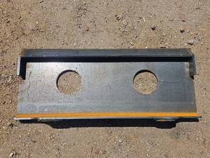 lot 5037 image: Mini Skid Steer Universal Mounting Plate Dingo