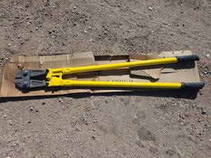lot 5116 image: Heavy Duty 42 Inch Bolt Cutters Wire Cable Cutter Tool