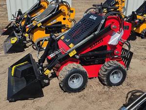 lot 5256 image: SDLOOL 323TZ Compact Skid Steer Loader with Bucket