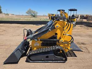 lot 5073 image: ZJG ZJ-380 Compact Track Skid Steer Loader with Bucket Attachment