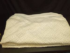 lot 1043 image: Serenity by Tempur-Pedic Queen Size Quilted Mattress Pad - Retail $45