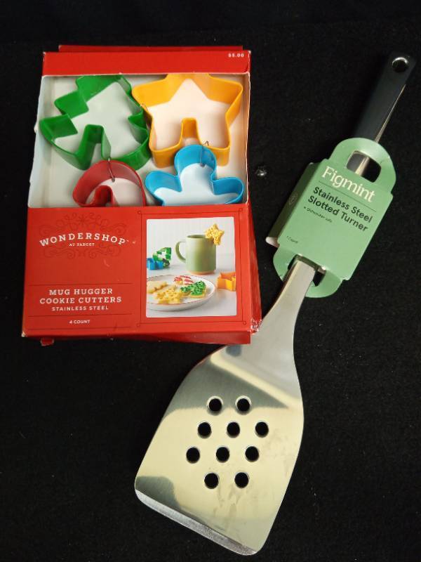 lot 2010 image: Wondershop Mug Hugger Cookie Cutters & Slotted Turner Set - Retail $12