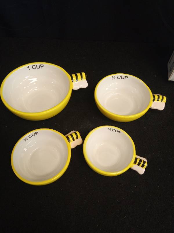 lot 2016 image: Bee-Themed Measuring Cups Set - Retail $25