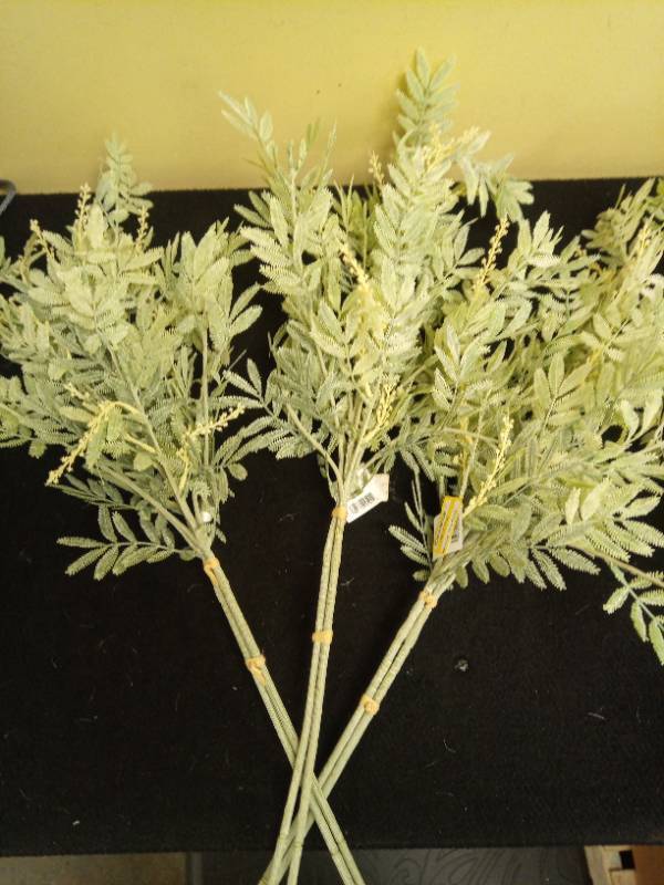 lot 2079 image: 3 Pack Luxe Artificial Stem - Threshold��