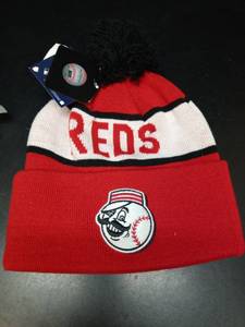 lot 2113 image: Cincinnati Reds MLB Winter Knit Beanie Hat with Pom - Retail $15