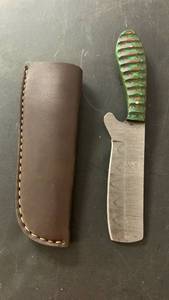lot 28 image: Handcrafted Damascus Steel Full Tang Knife Blade bull cutter with sheath approx 7.75 inches Hunting Fishing