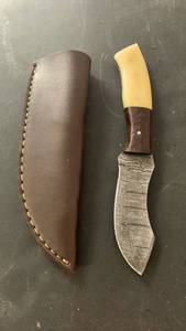 lot 29 image: Handcrafted Damascus Steel Full Tang Knife Blade bone handle with sheath approx 7.75 inches Hunting Fishing