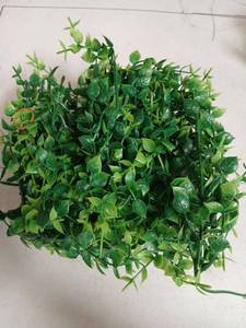 lot 22150 image: 2Packs of Green Leafy Party Decor - Retail $7