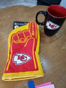 lot 5 image: Kansas City Chiefs NFL Oven Mitt and Coffee Mug Set
