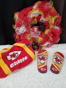 lot 6 image: Kansas City Chiefs Holiday Wreath with Tote Bag and Flip Flops Set