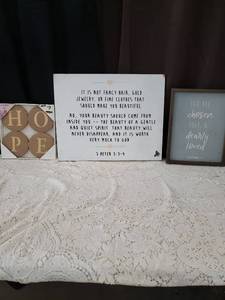 lot 7 image: Religious Inspirational Wall Art Signs Set