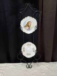 lot 24 image: Decorative Plates with Black Metal Display Stand Set