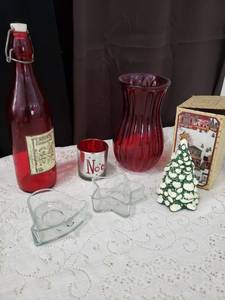 lot 37 image: Holiday Christmas Decorative Collection Set