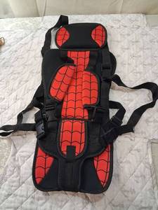 lot 41 image: Spider-Man Car Seat. Travel carseat with straps.