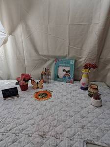 lot 52 image: Mixed Home Decor and Craft Items Lot