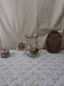 lot 62 image: Prayer of Serenity Wall Plaque with Decorative Trinket Box and glass vase.